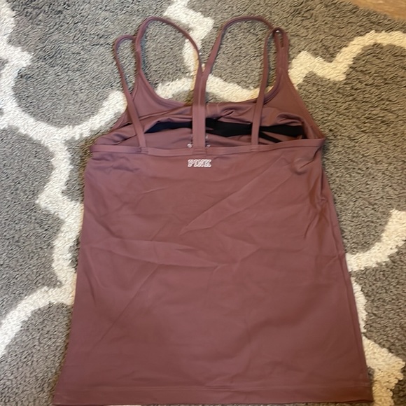 Cute workout top - Picture 2 of 2